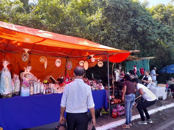 Vendedores ambulantes celebran ventas exitosas cerca del Santuario de Itacuá