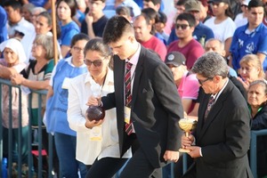 Caacupé: José Zaván caminó hasta el altar para llevar el pan y el vino en la misa central - Unicanal