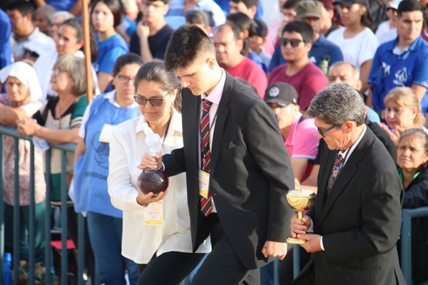 Caacupé: José Zaván caminó hasta el altar para llevar el pan y el vino en la misa central - Unicanal