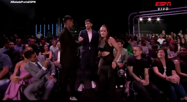 Versus / La felicidad de Luis Suárez por el premio de Mathías Villasanti