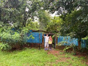 Pareja del barrio Espíritu Santo de Cambyreta afectada por crecida de agua en obra de vía férrea