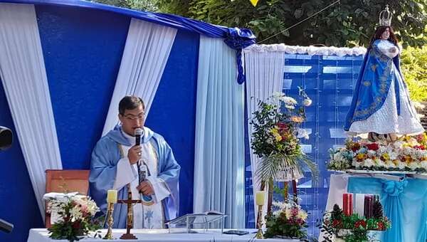 Los feligreses piden a la Virgen trabajo, salud y protección a la familia - Nacionales - ABC Color