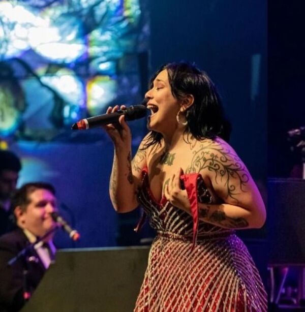 ¡Es una genia! Andrea Valobra "le puso pecho" a un concierto de Navidad