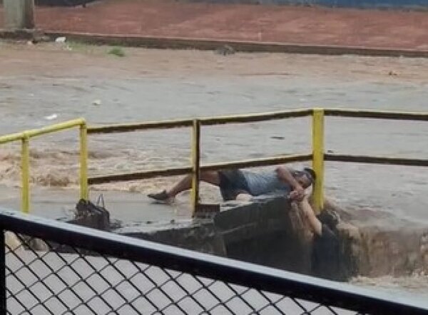 Rescatan a hombre de ser ahogado por el raudal de Avelino Martínez · Radio Monumental 1080 AM