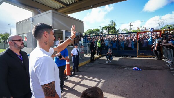 Los hinchas de Grêmio le dan una calurosa despedida a Luis Suárez