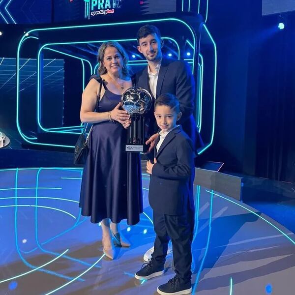 “Suárez vino y me dijo: ‘tu hijo es un crack’”: la madre de Mathías Villasanti  - Fútbol Internacional - ABC Color