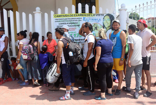 Es falso que migrantes estén cobrando subsidios en sucursales del Banco Azteca en México - MarketData