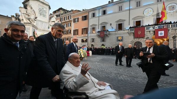 Diario HOY | El papa se da un baño de multitudes en una ceremonia en Roma