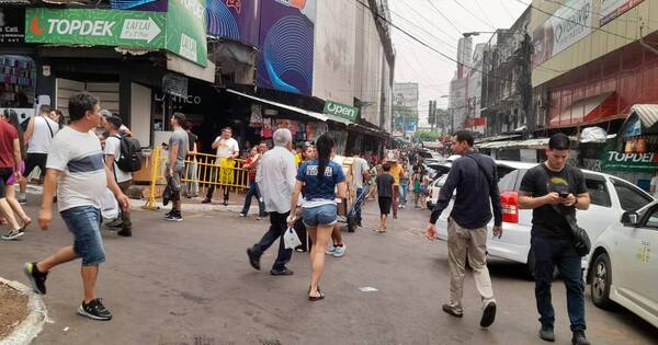 La Nación / Comercio de CDE hizo gala de su perfil y el feriado tuvo a muchos brasileños