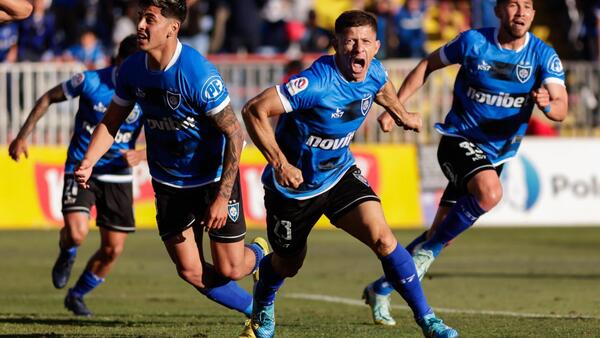 Cris Martínez anota y festeja el título con Huachipato