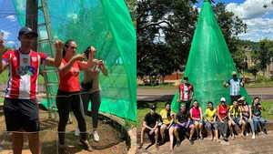 Jóvenes de San Pedro del Paraná se unen para decorar las calles y contagiar el espíritu navideño