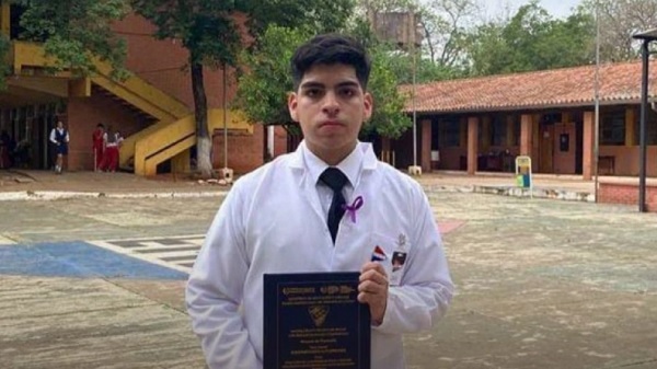 Mejor egresado denuncia en discurso fallas en la educación