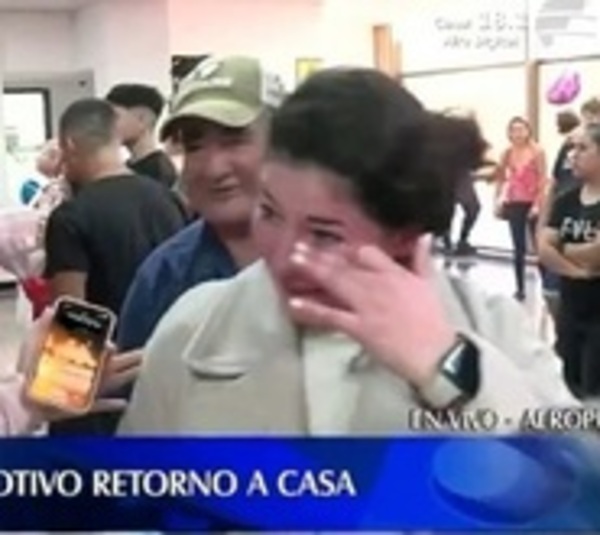 Emotiva espera de familiares de compatriotas en el Silvio Pettirossi - Paraguay.com