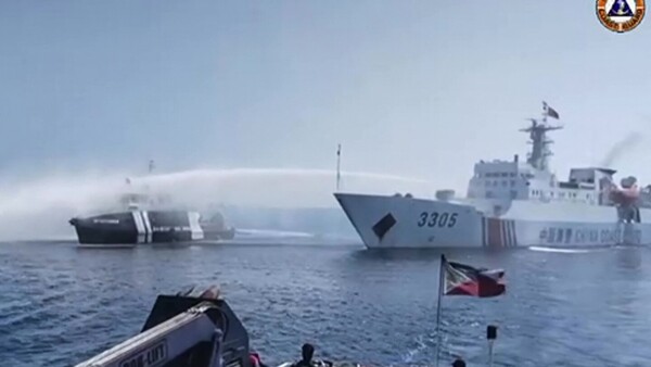 Filipinas acusa a China de disparar cañones de agua contra sus barcos en aguas disputadas