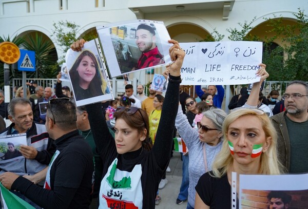 Irán impide a la familia de Mahsa Amini viajar a Francia para recibir un premio - .::Agencia IP::.