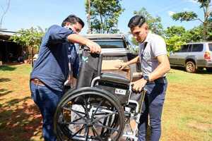 Itaipú entregó sillas de ruedas a familias de escasos recursos de CDE y Presidente Franco