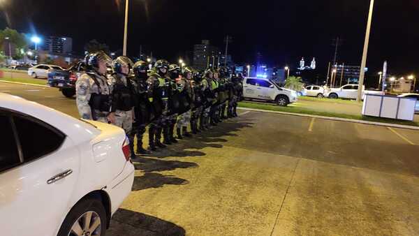Agentes policiales resguardan la Costanera de Encarnación ante posible realización del Encartour