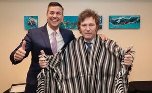 Santiago Peña se reunió con Milei y le obsequió un poncho para'i de 60 listas - trece