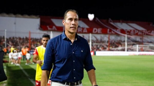 Versus / El nuevo técnico de Guaraní llega con Papá Noel