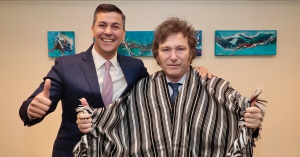 Milei recibe a Santi y se compromete a "profundizar" el Mercosur, pero el Gobierno espera señales por la hidrovía y Yacyretá