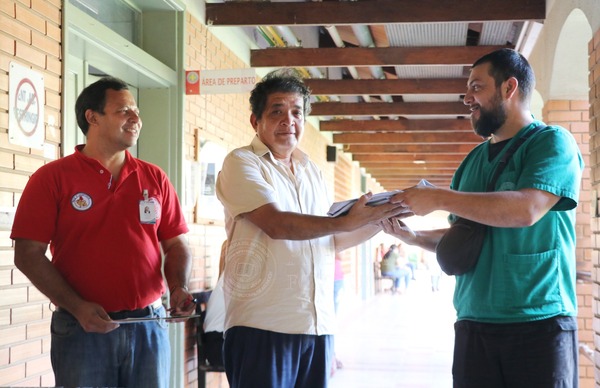 FCM-UNA: Luego de 30 años, camillero de Clínicas se acoge a la jubilación - Unicanal