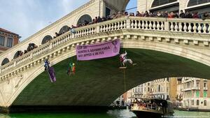 Activistas tiñen de verde el Gran Canal de Venecia