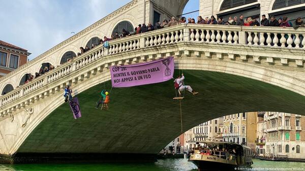 Activistas tiñen de verde el Gran Canal de Venecia