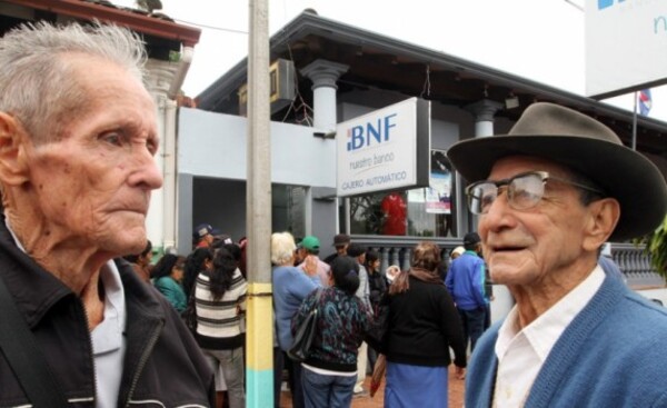 Adultos mayores y veteranos cobrarán el miércoles 13