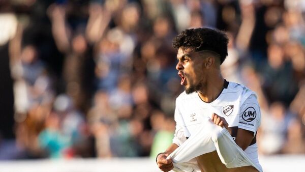 Ronaldo Martínez anota para Platense