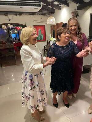 Video: Alicia Pucheta “invitada especial” en cena con juezas intentó recitar un poema cuya letra olvidó - Política - ABC Color