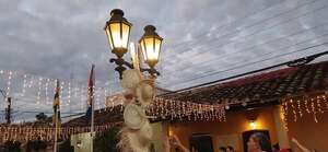 El “karanda´y” embellece la peatonal de Luque, en honor a la Navidad - Nacionales - ABC Color