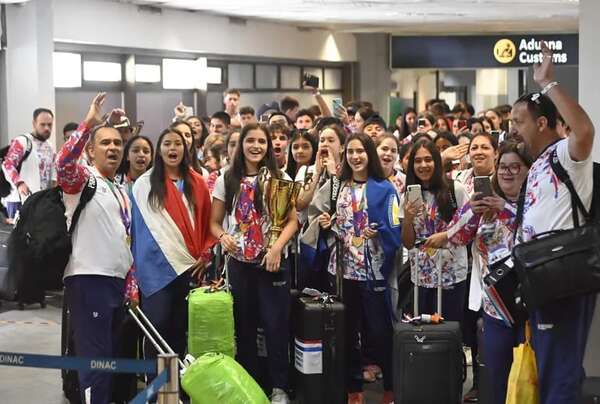 Festejo de los medallistas escolares en su arribo a nuestro país - Polideportivo - ABC Color