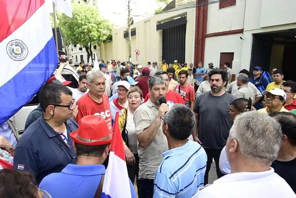 Los satélites cartistas se exponen al escrache por apoyar el saqueo a IPS - Política - ABC Color