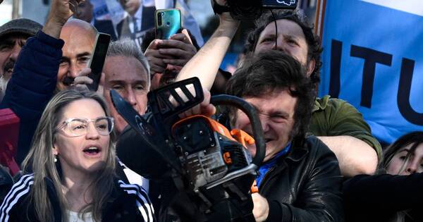La Nación / Javier Milei y su motosierra