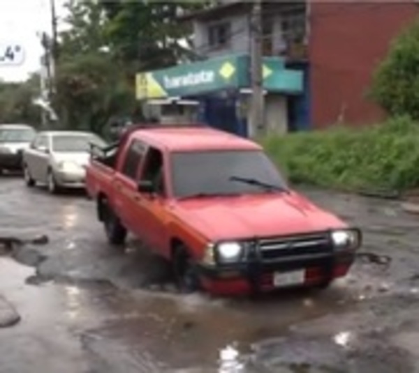 Sanlorenzanos exigen reparación de la avenida Avelino Martínez - Paraguay.com