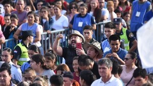 Vio a su tío jubilado llorar y escrachó a Santi Peña en Caacupé