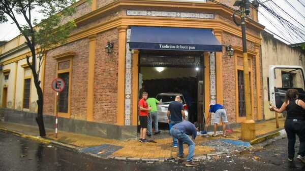 Vehículo atropella emblemática panadería de Asunción: es la segunda vez en el año