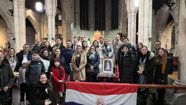 Festividad de Caacupé llegó a Irlanda con una procesión de la Virgencita