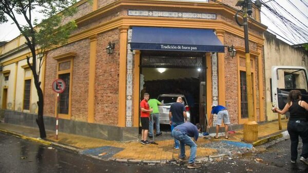 Vehículo atropella emblemática panadería de Asunción: es la segunda vez en el año