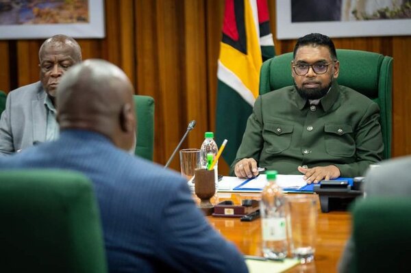 Presidente de Guyana confirma reunión con Maduro