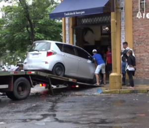 ¡Aparatoso Accidente! Vehículo chocó contra una panadería en microcentro de Asunción - trece