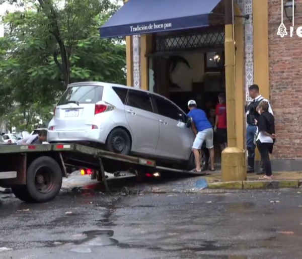 ¡Aparatoso Accidente! Vehículo chocó contra una panadería en microcentro de Asunción - trece