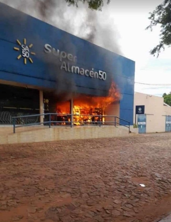 Voraz incendio en supermercado de Independencia | 1000 Noticias