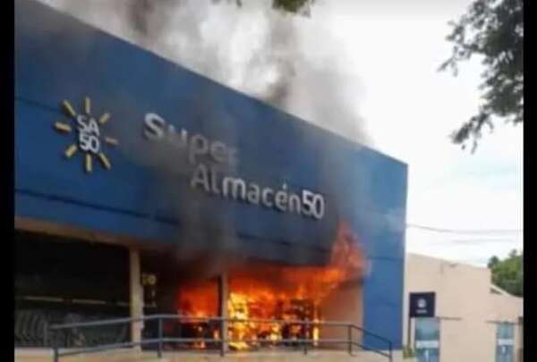 Incendio de gran magnitud en supermercado y banco de Independencia - Policiales - ABC Color