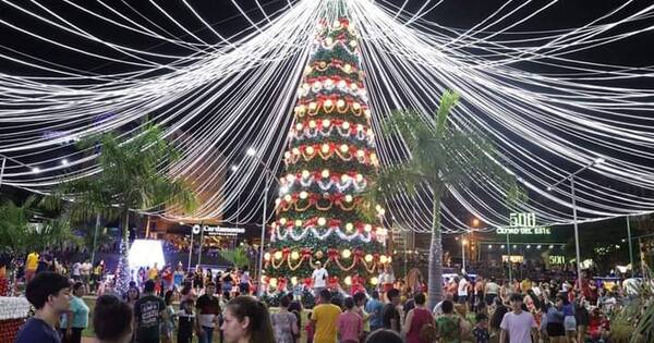 La Nación / Luces en botellas recicladas anticipan la Navidad en sitios céntricos de CDE