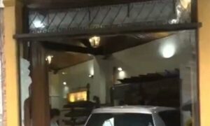 ¡Un auto terminó dentro de una panadería en el centro de Asunción!
