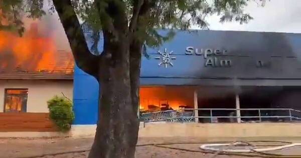 La Nación / Incendio de gran magnitud destruyó supermercado en Independencia