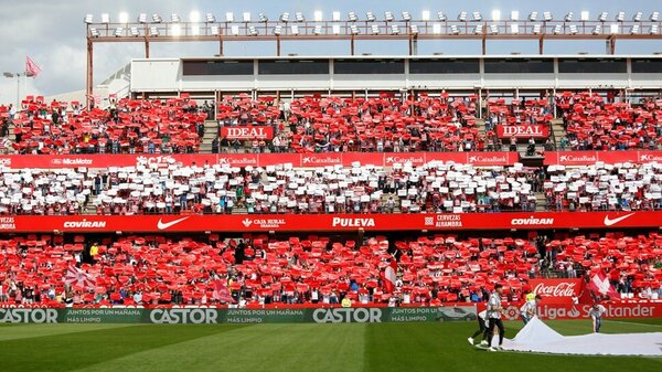 Versus / Suspenden un partido en España por el fallecimiento de un hincha en las tribunas