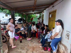 Padres acampan frente a la Escuela Inmaculada Concepción por falta de cupos para el 7mo grado » San Lorenzo PY