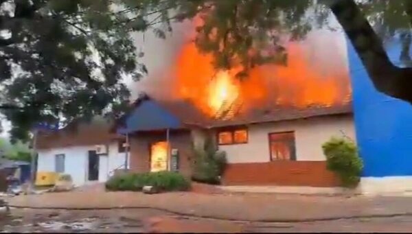 ¡Se incendió conocido supermercado en Independencia!